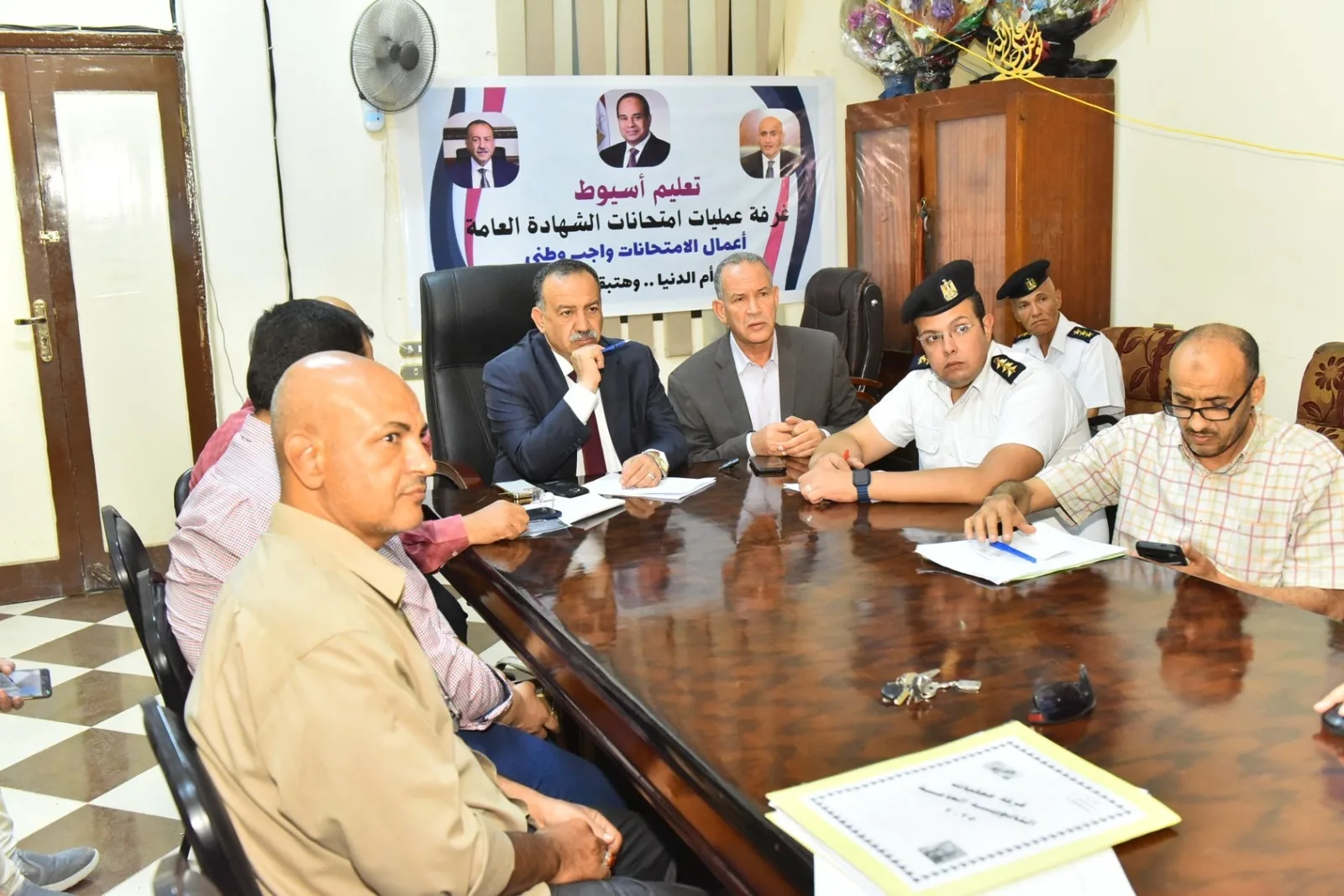 محافظ أسيوط يزور المصابين من مراقبي الثانوية العامة في حادث انقلاب الميكروباص ويطمئن على حالتهم
