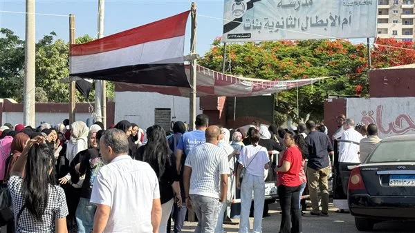 طلاب الثانوية العامة في الإسماعيلية يعبرون عن سعادتهم بسهولة امتحان اللغة الأجنبية الثانية. طلاب الثانوية العامة في الإسماعيلية يعبرون عن سعادتهم بسهولة امتحان اللغة الأجنبية الثانية.
