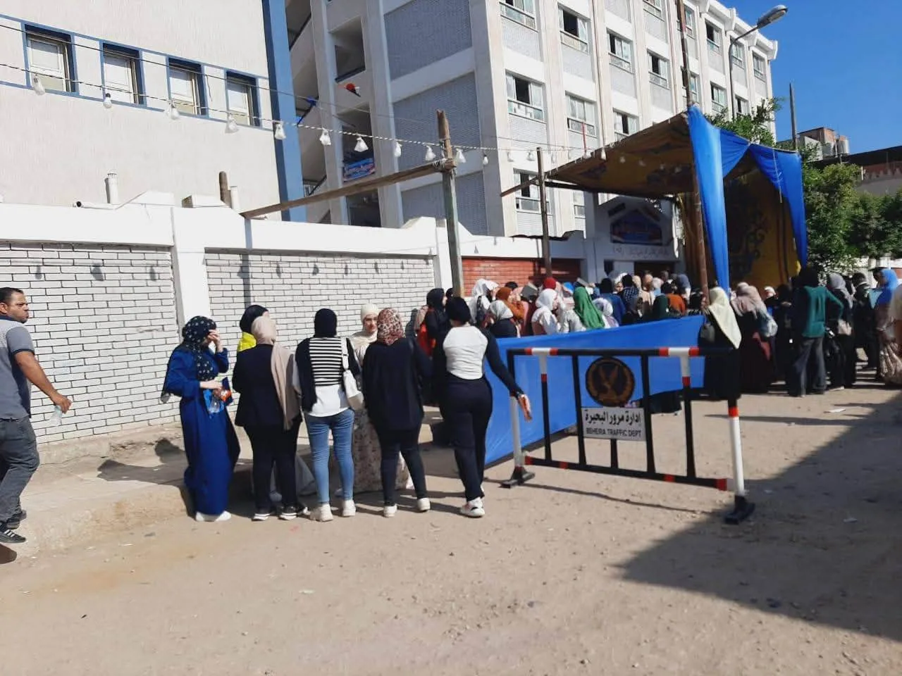 احتفال كبير بين طلاب الثانوية العامة في البحيرة بعد تسهيل امتحان اللغة الفرنسية