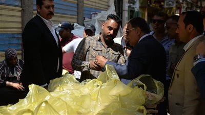 محافظ الدقهلية يقوم بجولة صباحية في المنصورة ويوجه باتخاذ خطوات قانونية ضد مخبز غير ملتزم في منطقة ميت حدر