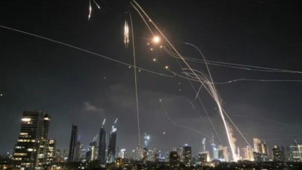 شاهد: مقطع فيديو يُظهر استهداف المراكز الاستخباراتية الإسرائيلية بواسطة صواريخ إيرانية