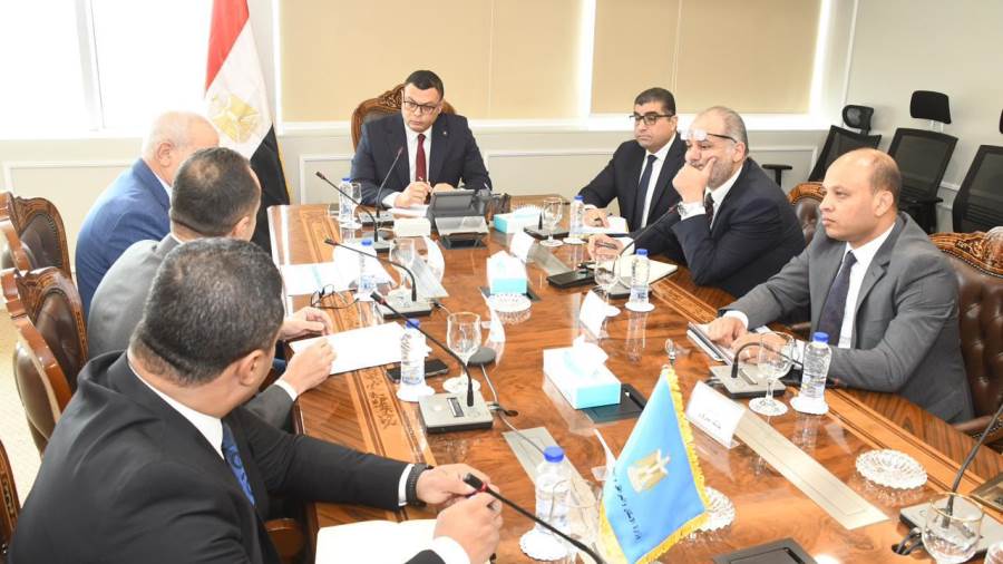 وزير الإسكان يلتقي بممثل شركة استادات للاستثمار الرياضي لبحث أوجه التعاون المشتركة