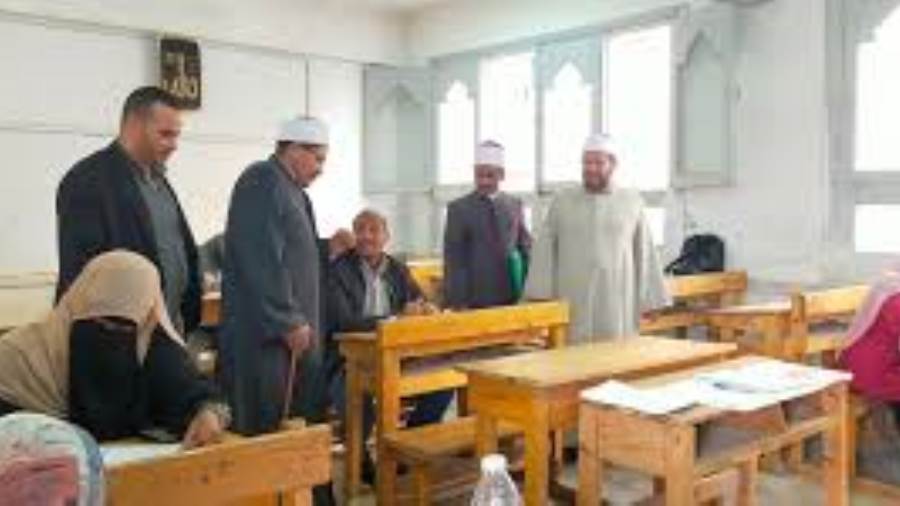 مدير منطقة أسوان الأزهرية يقدم التهاني لطالبة اجتازت اختبارات بمستشفى 57357