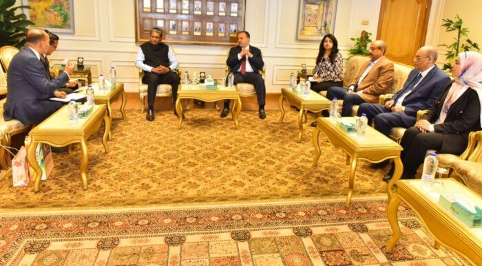 احتفالاً باليوم العالمي لليوجا، محافظ أسيوط يستقبل السفير الهندي في مصر لمناقشة سبل التعاون المشتركة.