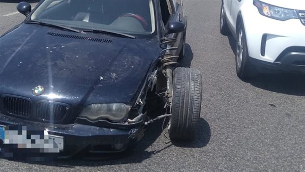 إصابة أشخاص جراء حادث تصادم بين مركبتين على طريق الأوتوستراد