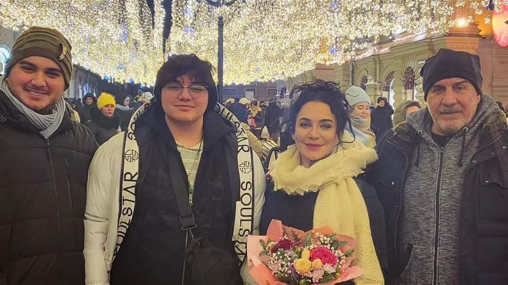 حمزة ابن سلاف فواخرجي يجذب الانتباه، والتشابه بينه وبين والدته مذهل للغاية