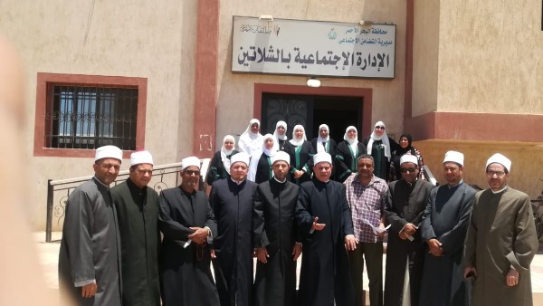 القافلة الدعوية في شلاتين تستعد لتقديم السلع الغذائية للأسر المحتاجة.