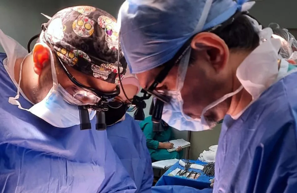 فريق طبي في مستشفى جامعة قناة السويس ينجح في إنقاذ حياة مريض يعاني من مشاكل قلبية. فريق طبي في مستشفى جامعة قناة السويس ينجح في إنقاذ حياة مريض يعاني من مشاكل قلبية.