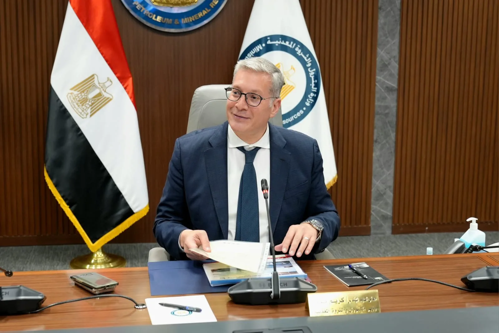 وزير البترول يقوم بزيارة السائق البطل خالد عبد العال لتقديم واجب العزاء. وزير البترول يقوم بزيارة السائق البطل خالد عبد العال لتقديم واجب العزاء.