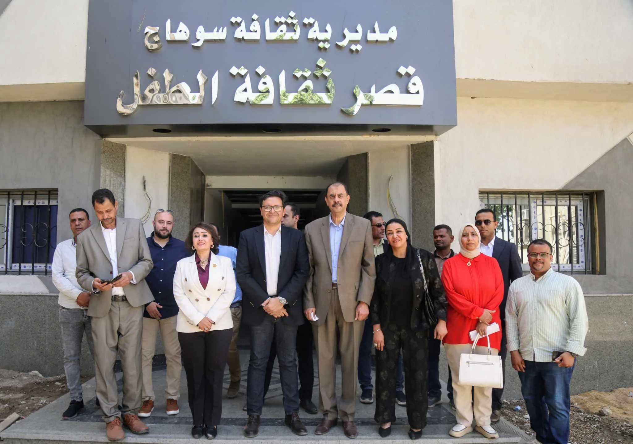 وزير الثقافة يزور قصر ثقافة سوهاج ويستعرض خيارات استكمال تطويره في العام المالي القادم وزير الثقافة يزور قصر ثقافة سوهاج ويستعرض خيارات استكمال تطويره في العام المالي القادم
