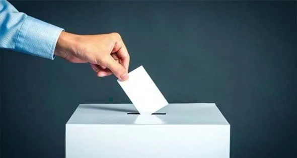 الإيطاليون يواصلون إجراء التصويت على استفتاءات تتعلق بقوانين العمل والمواطنة الإيطاليون يواصلون إجراء التصويت على استفتاءات تتعلق بقوانين العمل والمواطنة