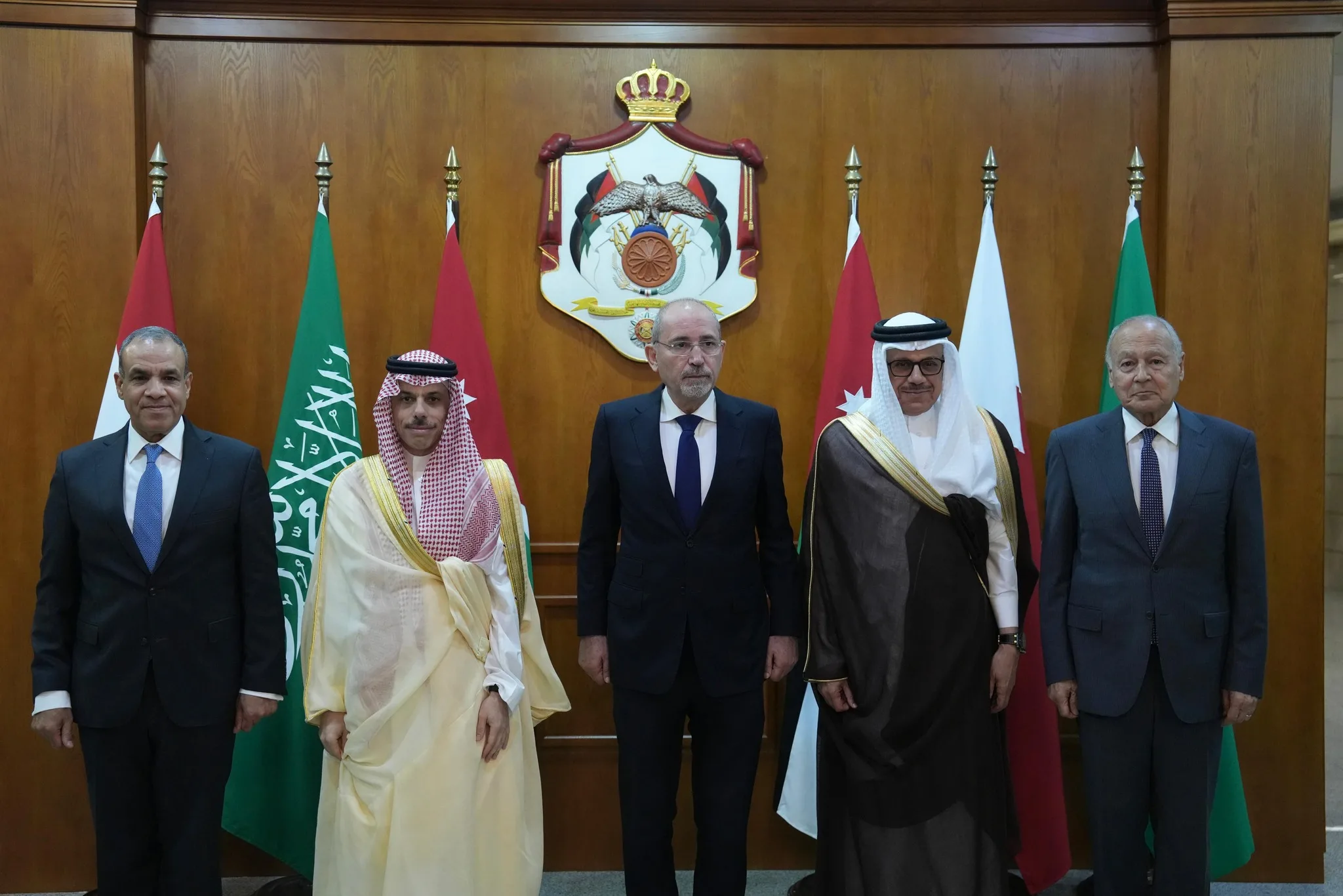 اللجنة الوزارية العربية والإسلامية تدعو إسرائيل إلى السماح الفوري بدخول المساعدات الإنسانية والطبية إلى قطاع غزة