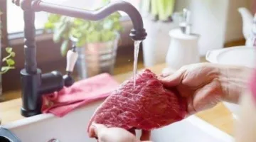 الطب البيطري: تنظيف اللحوم يجب أن يتم في المجزر فقط، بينما يكفي الشطف في المنزل.