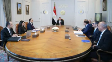 السيسي يدعو لتقوية التعاون مع القطاع الخاص وتحديث شركات الأعمال بما يتماشى مع رؤية محددة حتى عام 2027.
