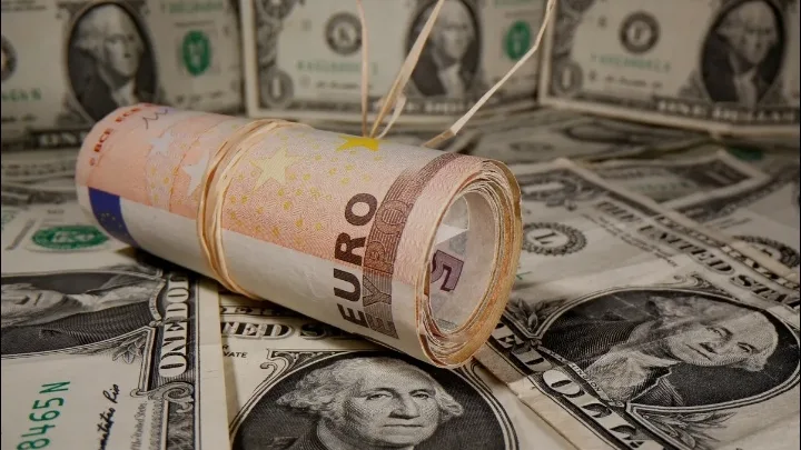 الدولار يرتفع من أدنى مستوى له أمام اليورو خلال 6 أسابيع الدولار يرتفع من أدنى مستوى له أمام اليورو خلال 6 أسابيع