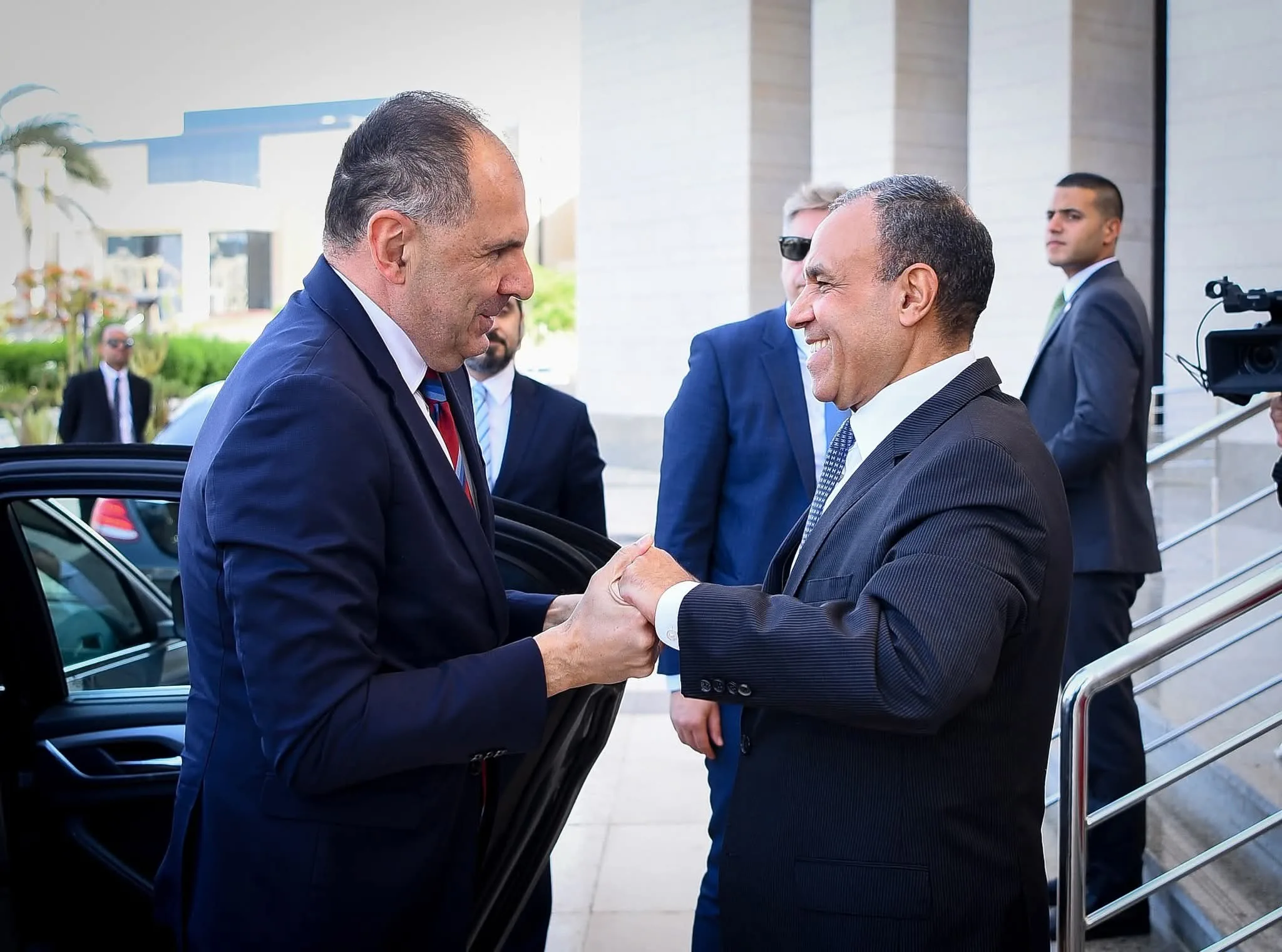 وزير الخارجية يُشيد خلال لقائه بنظيره اليوناني بالعلاقات المتميزة بين البلدين. وزير الخارجية يُشيد خلال لقائه بنظيره اليوناني بالعلاقات المتميزة بين البلدين.