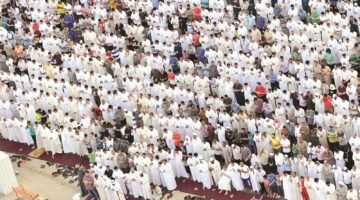 ما هو الحكم في صلاة الجمعة إذا صادفت يوم عيد؟ وهل يعفى المسلم من الجمعة والظهر بسبب صلاة العيد؟ الإفتاء تقدم التوضيح.