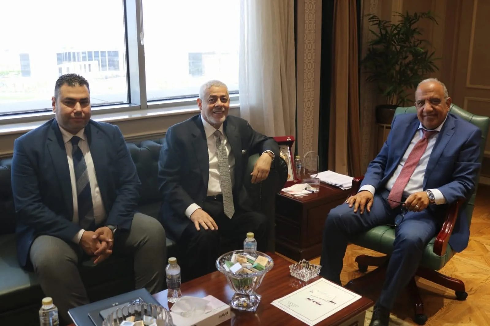 وزير الكهرباء يناقش مع شركة “AMEA POWER” الإماراتية تعزيز الشراكة في مشاريع الطاقة المتجددة وزير الكهرباء يناقش مع شركة “AMEA POWER” الإماراتية تعزيز الشراكة في مشاريع الطاقة المتجددة