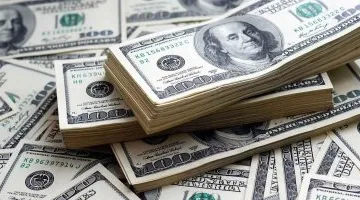 الدولار يواجه خسائر أسبوعية مع دلائل على تباطؤ الاقتصاد الأمريكي وارتفاع اليورو