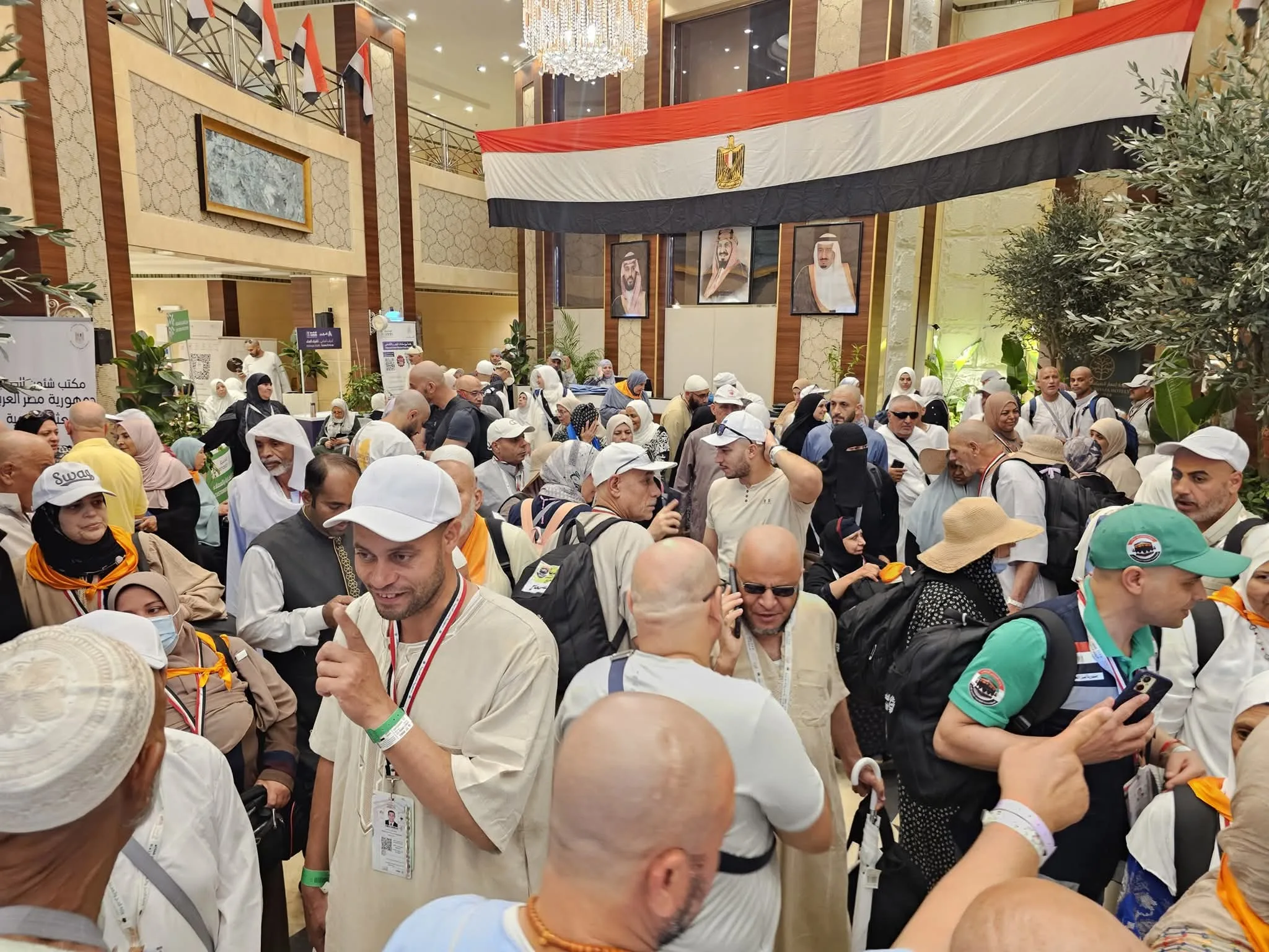 حجاج الجمعيات الأهلية يقومون برمي الجمرات في اليوم الأول من أيام التشريق