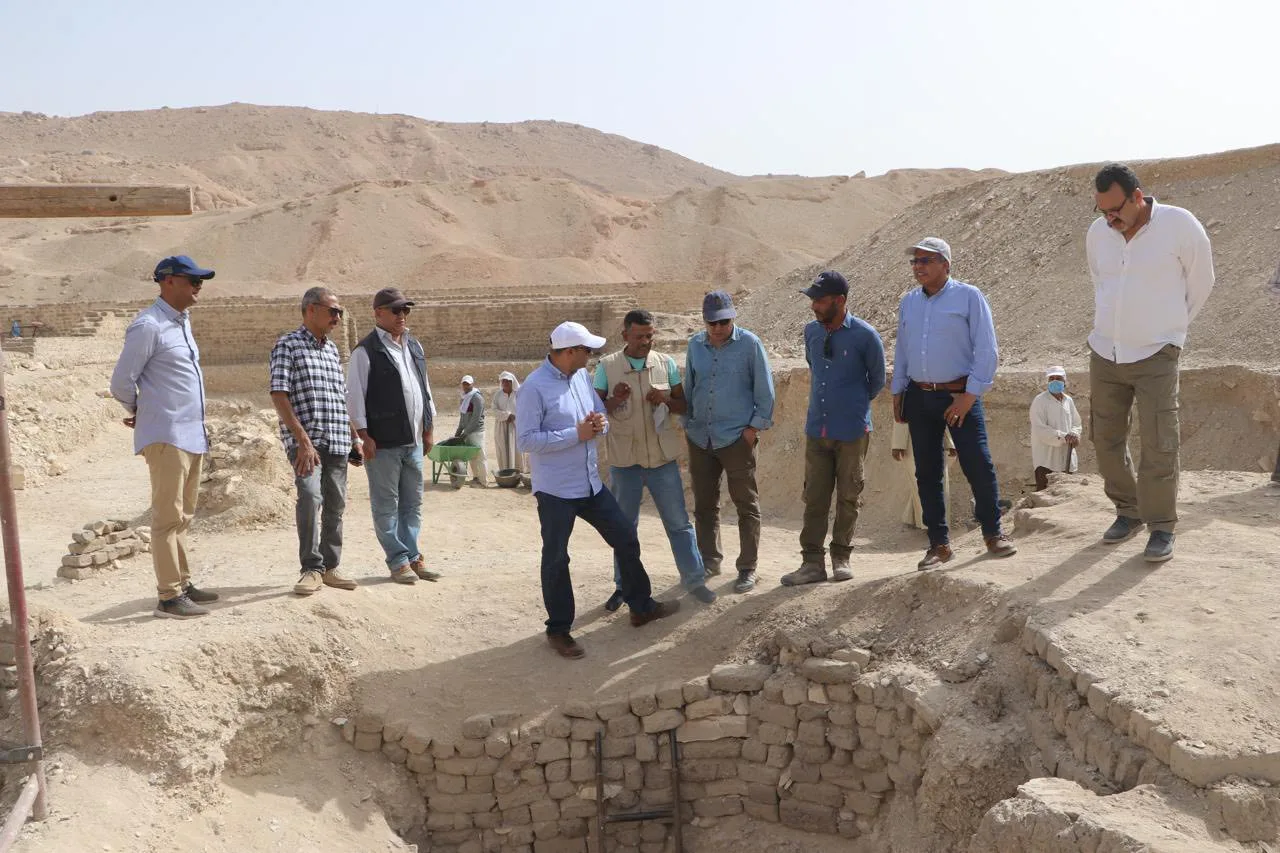 الأمين العام للمجلس الأعلى للآثار يزور مواقع الحفائر الأثرية في الأقصر للتفقد. الأمين العام للمجلس الأعلى للآثار يزور مواقع الحفائر الأثرية في الأقصر للتفقد.