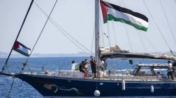 زوارق حربية إسرائيلية تعترض سفينة مادلين في البحر الأبيض المتوسط أثناء توجهها إلى غزة.