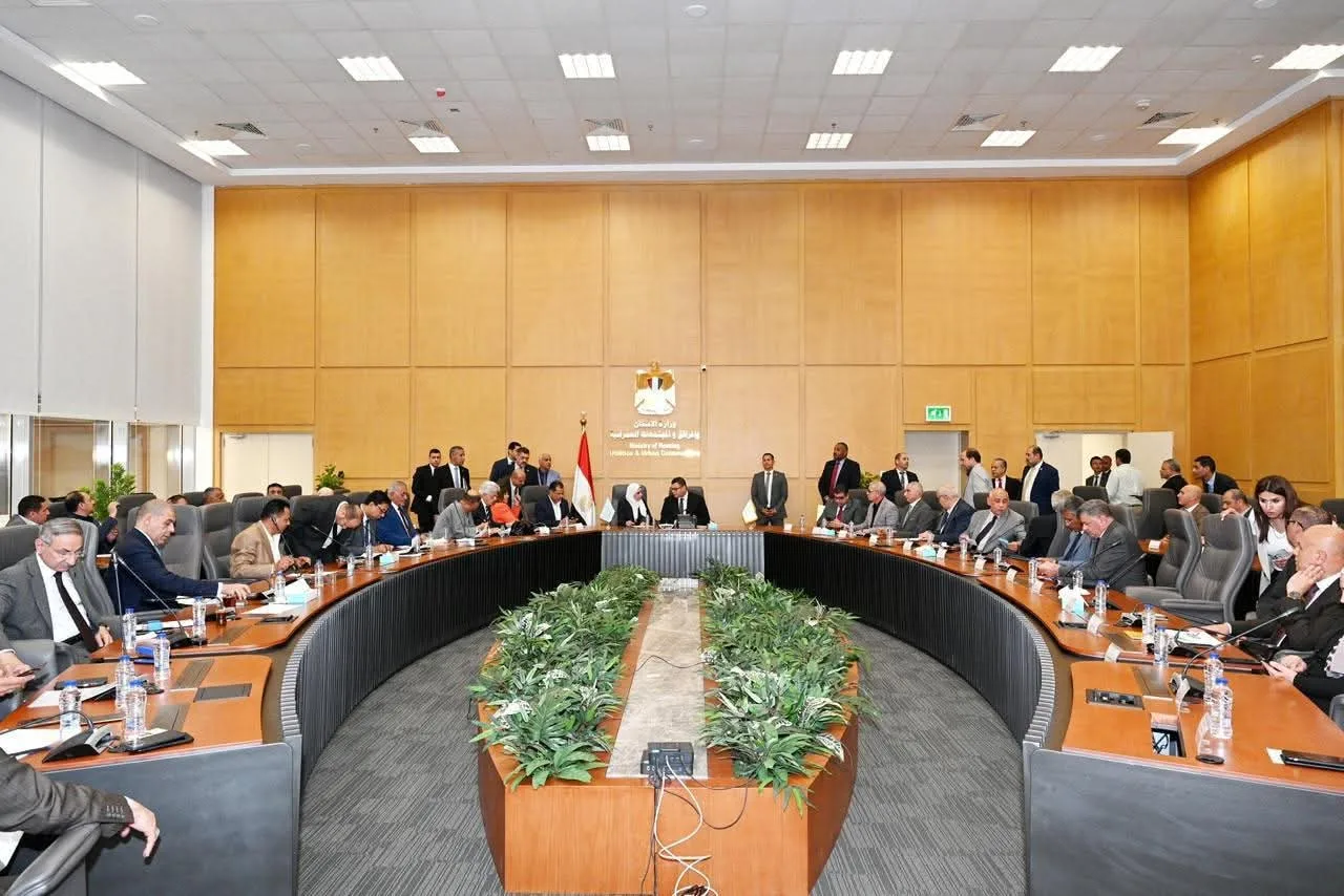 وزير الإسكان يتباحث مع النواب حول قضايا الإسكان والمرافق والصرف الصحي في المحافظات