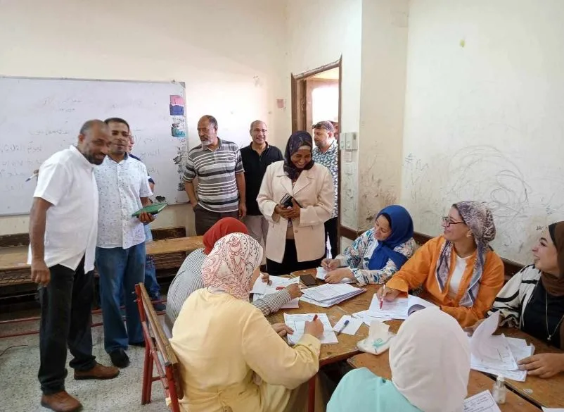 مدير التعليم في البحر الأحمر يوجه بضرورة الدقة والتأنِي أثناء تصحيح امتحانات الشهادة الإعدادية. مدير التعليم في البحر الأحمر يوجه بضرورة الدقة والتأنِي أثناء تصحيح امتحانات الشهادة الإعدادية.