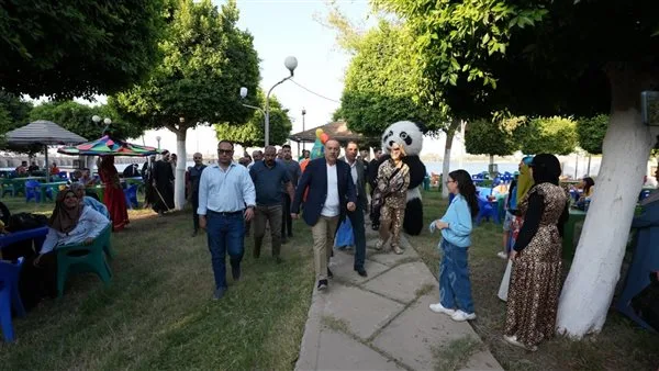 فعاليات فنية متنوعة.. محافظ أسيوط يشارك المواطنين في احتفالات عيد الأضحى بنادي العاملين فعاليات فنية متنوعة.. محافظ أسيوط يشارك المواطنين في احتفالات عيد الأضحى بنادي العاملين