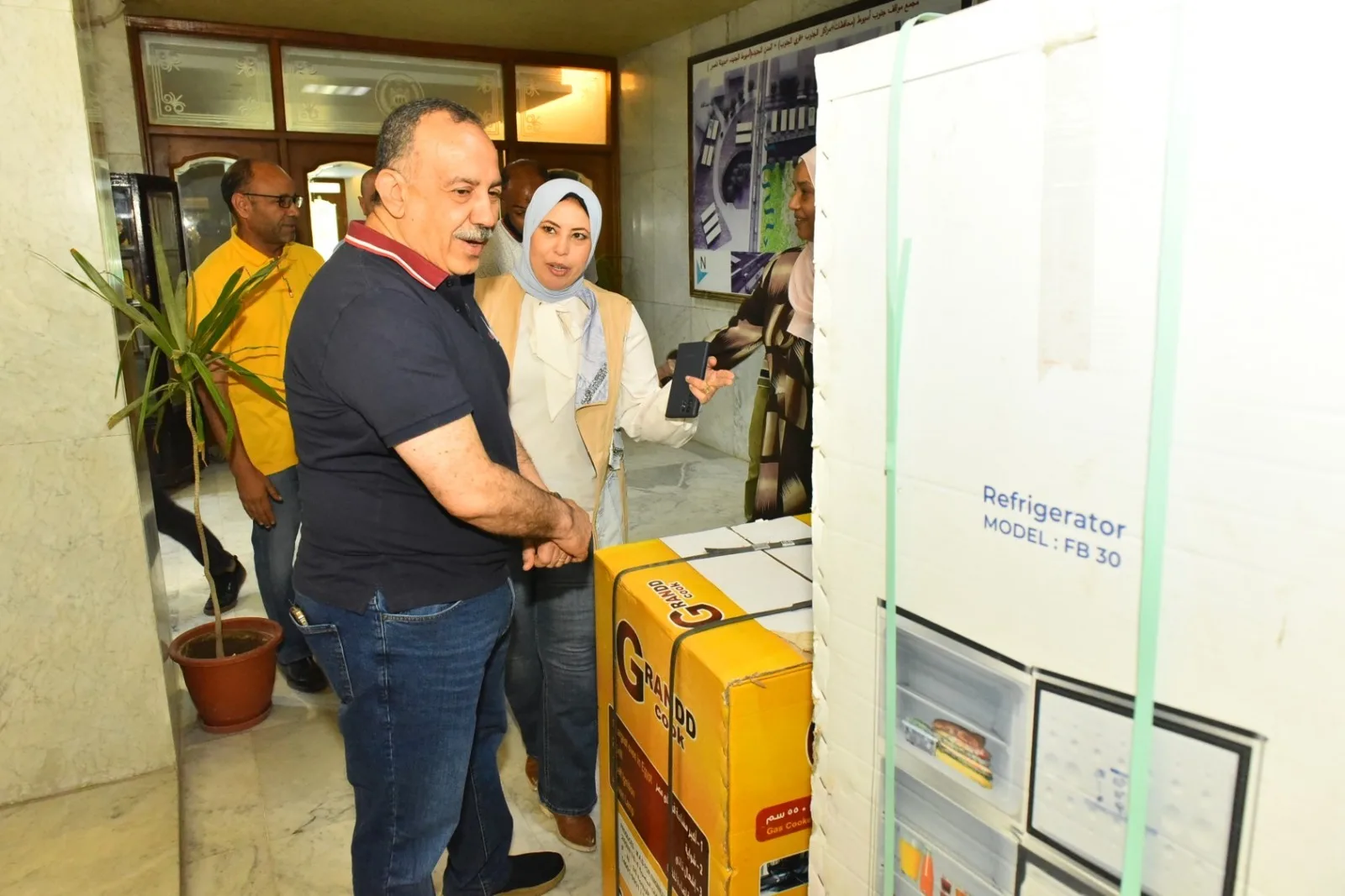 في إطار المبادرات المجتمعية لدعم الفئات الأكثر حاجة، محافظ أسيوط يقدّم “جهاز عروس” لامرأة يتيمة. في إطار المبادرات المجتمعية لدعم الفئات الأكثر حاجة، محافظ أسيوط يقدّم “جهاز عروس” لامرأة يتيمة.