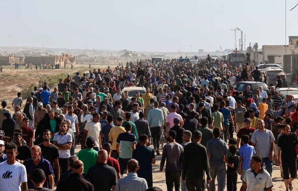 23 فلسطينيًا يُستشهدون جراء استهداف الاحتلال الإسرائيلي لمتوجهين إلى مركز المساعدات في رفح 23 فلسطينيًا يُستشهدون جراء استهداف الاحتلال الإسرائيلي لمتوجهين إلى مركز المساعدات في رفح
