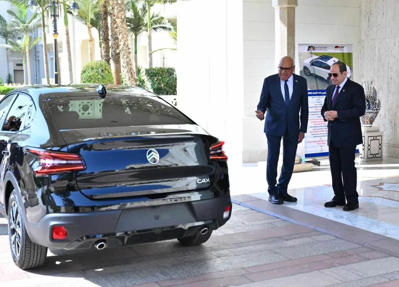 بالصور.. السيسي يزور مصنع العربية للتصنيع ويطلع على مجموعة من سيارات سيتروين C4X. بالصور.. السيسي يزور مصنع العربية للتصنيع ويطلع على مجموعة من سيارات سيتروين C4X.