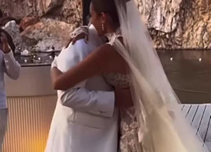 على أنغام “بنت أبويا” .. أمينة خليل تحتفل بزفافها الثاني برقص مميز مع والدها على أنغام “بنت أبويا” .. أمينة خليل تحتفل بزفافها الثاني برقص مميز مع والدها