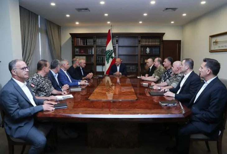 الرئيس اللبناني يقود اجتماعًا عسكريًا أمنيًا لمناقشة الأحداث الحالية الرئيس اللبناني يقود اجتماعًا عسكريًا أمنيًا لمناقشة الأحداث الحالية