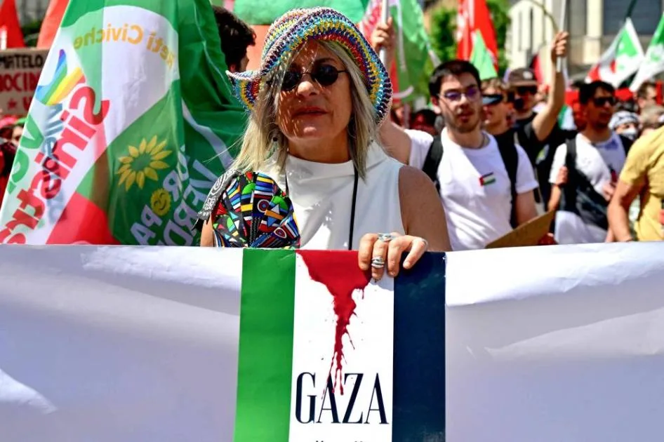 250,000 متظاهر في روما احتجاجًا على الحرب الإسرائيلية في غزة 250,000 متظاهر في روما احتجاجًا على الحرب الإسرائيلية في غزة