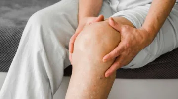 دراسة حديثة: العلاج لآلام الركبة يبدأ من الأذن
