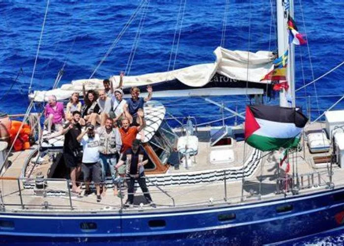 إسرائيل تطرد 6 نشطاء من سفينة مادلين بعد احتجاز دام عدة أيام إسرائيل تطرد 6 نشطاء من سفينة مادلين بعد احتجاز دام عدة أيام