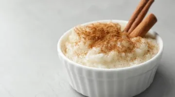 ستتمنين طعمها… إليكِ طريقة تحضير أطيب طبق من أرز باللبن والقرفة بنكهة لذيذة.