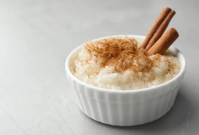 ستتمنين طعمها… إليكِ طريقة تحضير أطيب طبق من أرز باللبن والقرفة بنكهة لذيذة. ستتمنين طعمها… إليكِ طريقة تحضير أطيب طبق من أرز باللبن والقرفة بنكهة لذيذة.