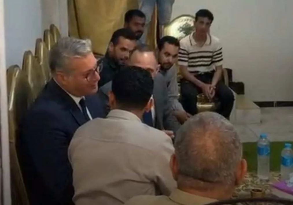 وزير البترول يواسي عائلة شهيد الشجاعة خالد محمد شوقي في مسقط رأسه بمحافظة الدقهلية. وزير البترول يواسي عائلة شهيد الشجاعة خالد محمد شوقي في مسقط رأسه بمحافظة الدقهلية.