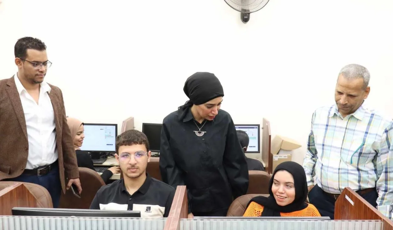 رئيس جامعة الأقصر يزور امتحانات كليتي الطب وعلوم الحاسوب رئيس جامعة الأقصر يزور امتحانات كليتي الطب وعلوم الحاسوب