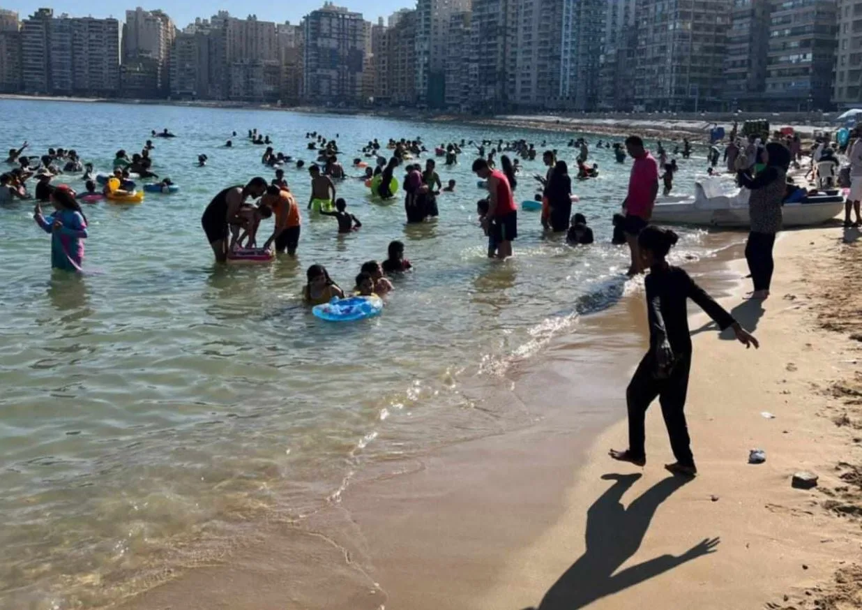 الإسكندرية تحتضن المصطافين بأجواء البحر والشمس: ازدحام على الشواطئ في عطلة نهاية الأسبوع.