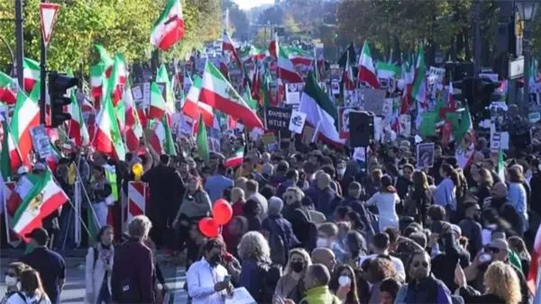 احتجاجات ضخمة في طهران تطالب بالانتقام عقب الهجوم الإسرائيلي الشامل احتجاجات ضخمة في طهران تطالب بالانتقام عقب الهجوم الإسرائيلي الشامل