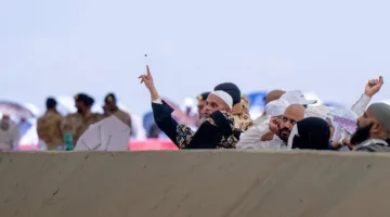 حجاج البيت الحرام يقذفون الجمار الثلاث في اليوم الثاني من أيام التشريق