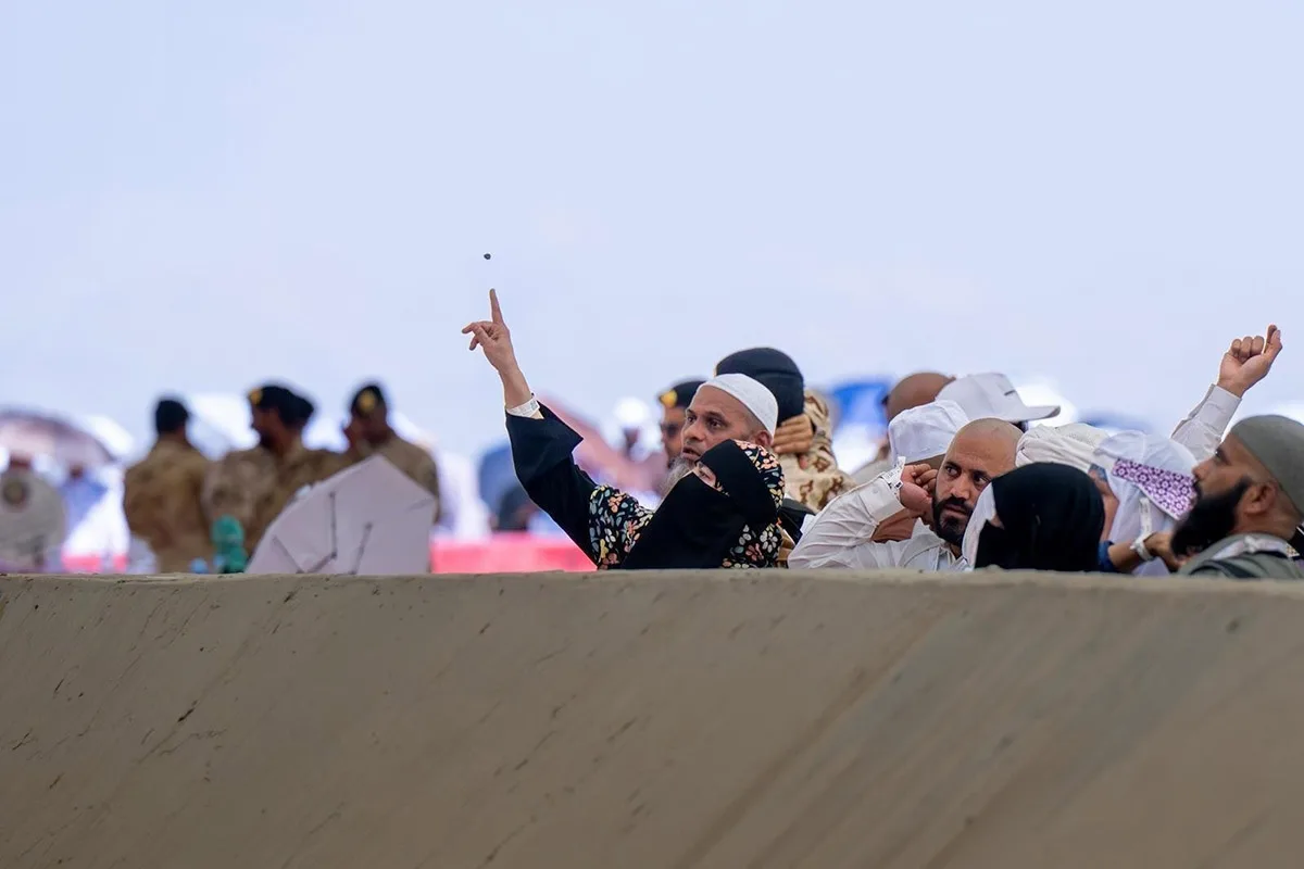 حجاج البيت الحرام يقذفون الجمار الثلاث في اليوم الثاني من أيام التشريق حجاج البيت الحرام يقذفون الجمار الثلاث في اليوم الثاني من أيام التشريق