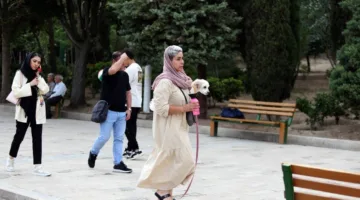 السلطات الإيرانية تعزز قيود منع اصطحاب الكلاب خلال النزهات.