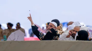 الحجاج يقومون بأداء طواف الوداع في نهاية الشعائر الدينية.
