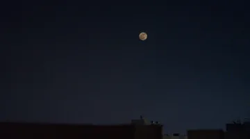«قمر الفراولة» يشير إلى انتهاء فصل الربيع وبدء فصل الصيف