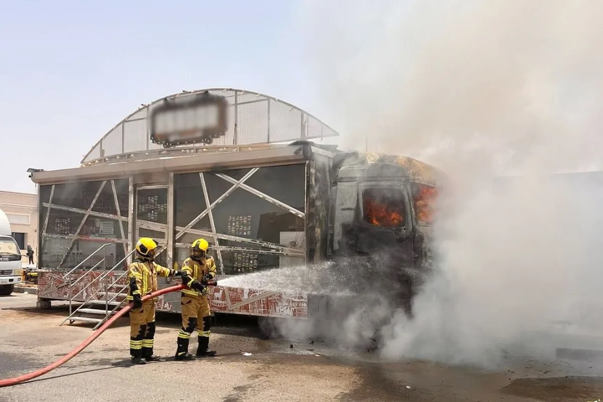 إخماد حريق في أربع شاحنات طعام في منطقة المطلاع إخماد حريق في أربع شاحنات طعام في منطقة المطلاع