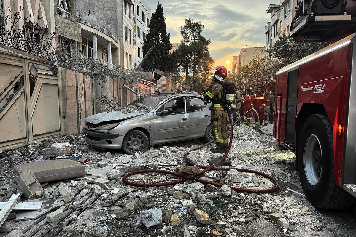 إيران تُعلن عن مقتل قائد القوات الجوية في “الحرس الثوري” وآخرين نتيجةً للهجمات الإسرائيلية إيران تُعلن عن مقتل قائد القوات الجوية في “الحرس الثوري” وآخرين نتيجةً للهجمات الإسرائيلية